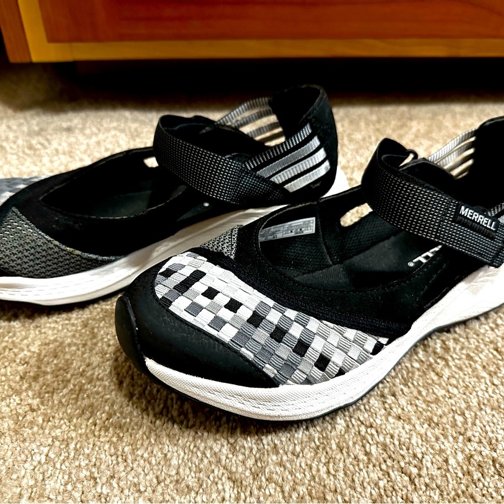 **LIKE NEW**Women’s Size 8 Merrell strappy sandals